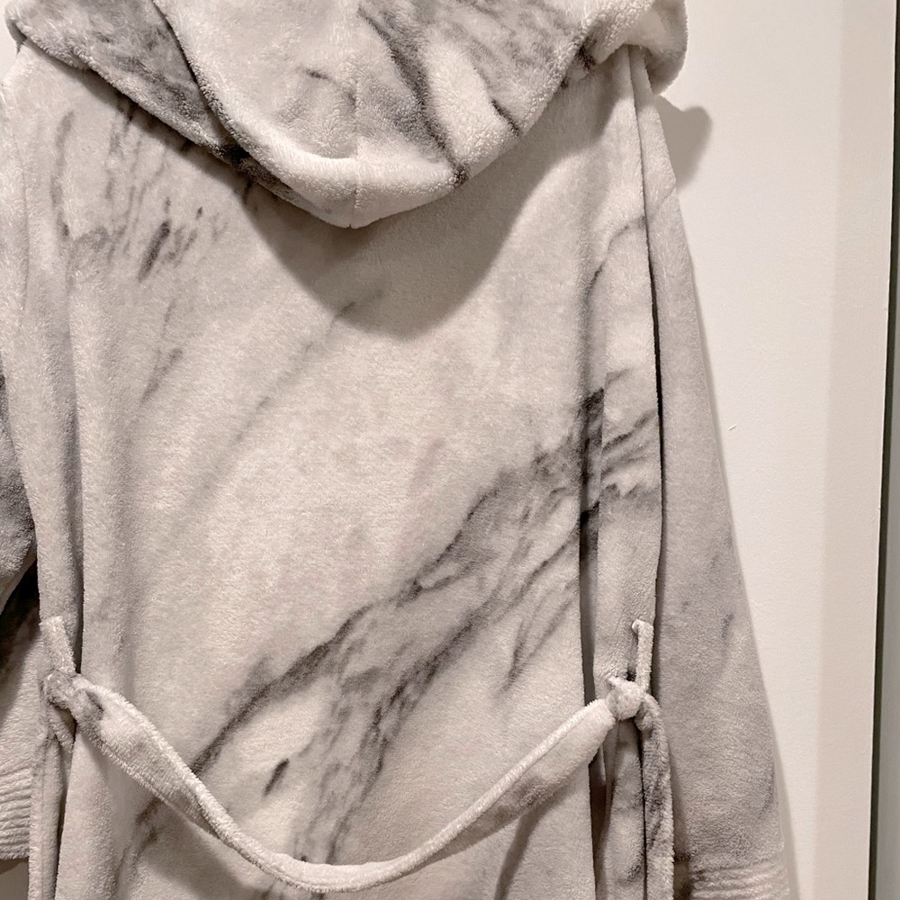 Marble Plush Robe with hood - Picture 7 of 9